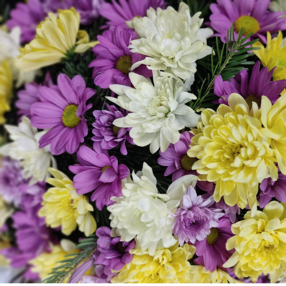 Coroană funerară clasică din crizanteme galbene și mov [2]