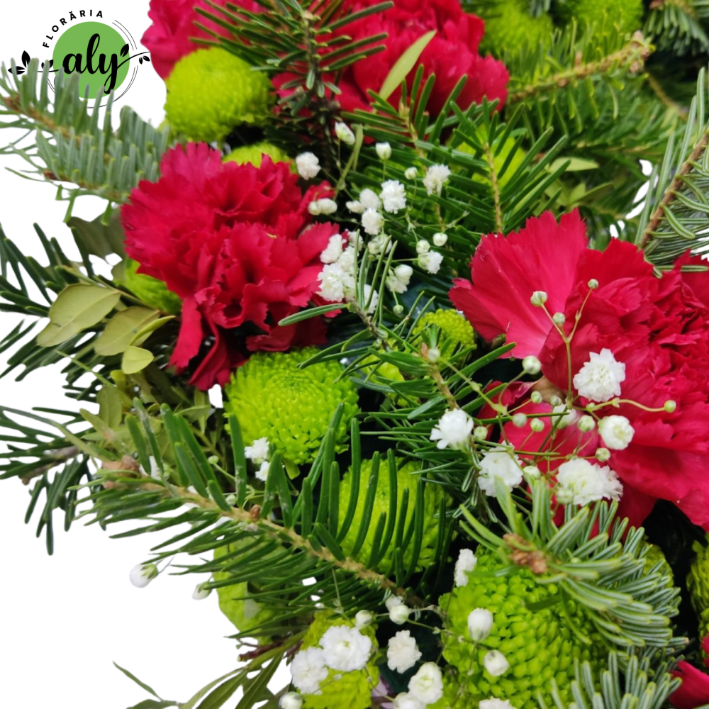 Jerbă funerară în formă de inimă cu santini feeling green și garoafe roșii [2]