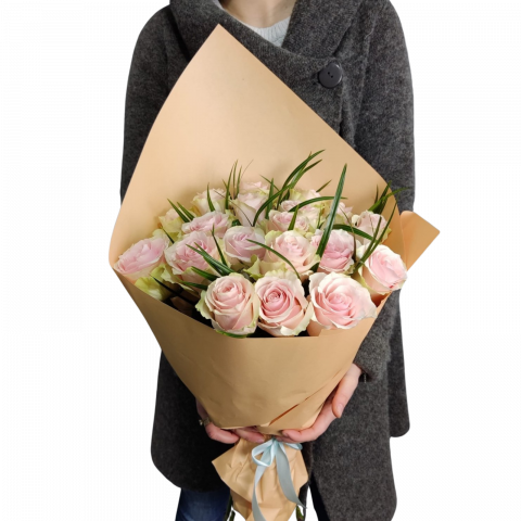 DE TRANDAFIRI ROZ - Buchet cu trandafiri roz pal