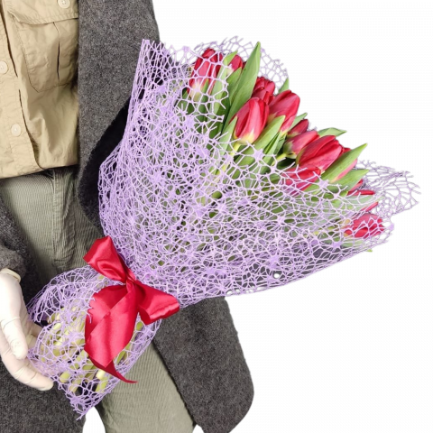 Buchet cu 25 lalele roșii și plasă dantelată [1]
