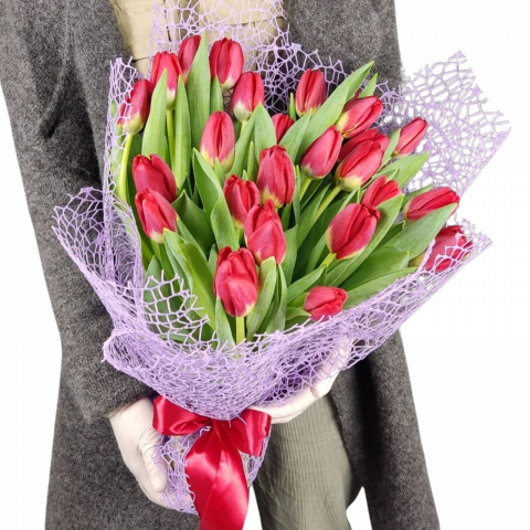 VALENTINE`S DAY - Buchet cu 25 lalele roșii și plasă dantelată