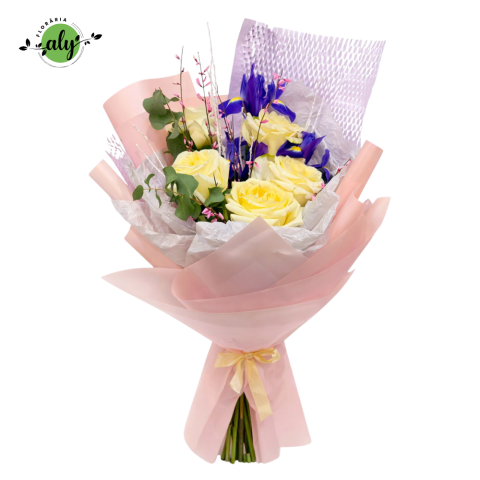 COLECȚIA DE TOAMNĂ - Buchet cu trandafiri albi, iriși, eucalipt și ginstera