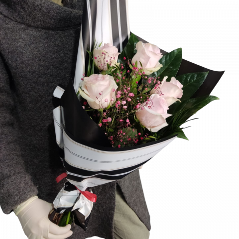 DE TRANDAFIRI ROZ - Buchet cu trandafiri roz pal