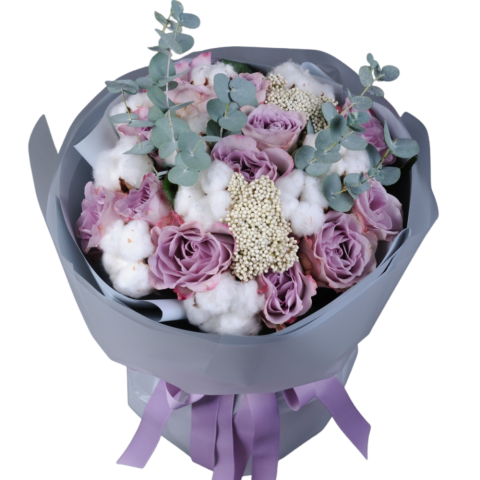 DE TRANDAFIRI MOV - Buchet cu trandafiri mov Ocean Song, allium și flori de mătase