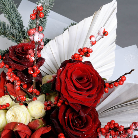 Buchet de iarnă cu trandafiri, minirose și amaryllis [2]