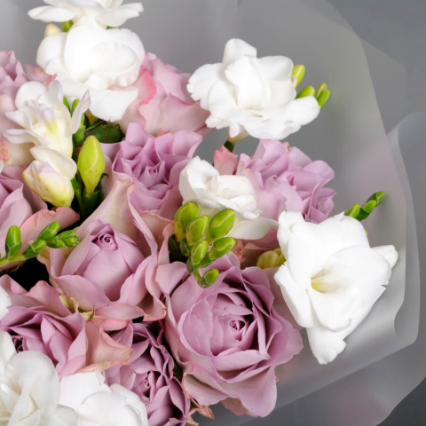 Buchet frezii albe și trandafiri mov [1]