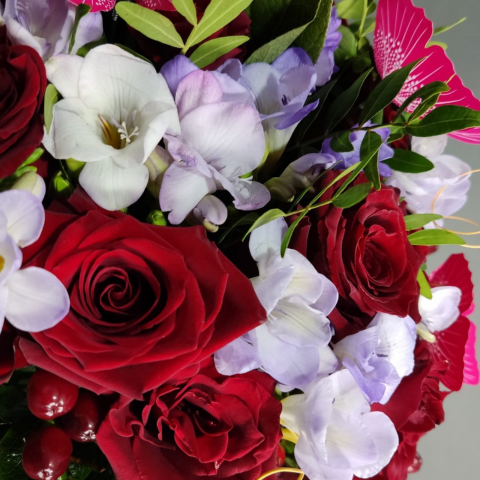 Buchet frezii, trandafiri și hypericum [2]