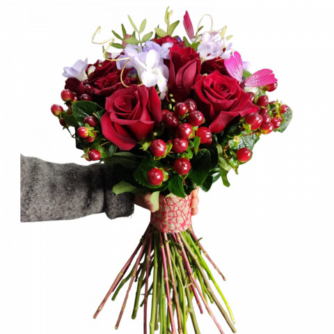 Buchet frezii, trandafiri și hypericum [3]