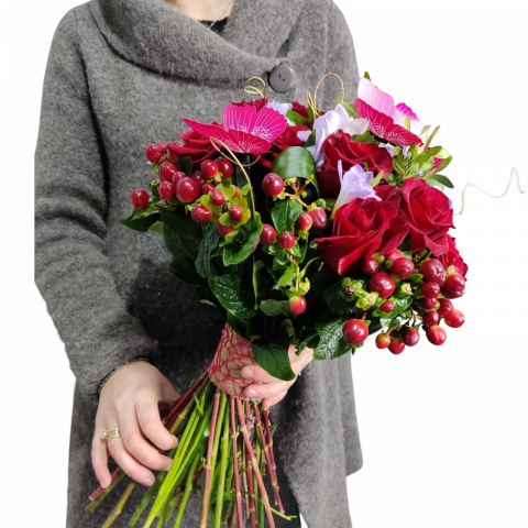 Buchet frezii, trandafiri și hypericum [4]