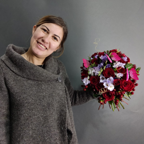 Buchet frezii, trandafiri și hypericum [1]