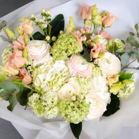 Buchet hortensii, trandafiri și lishianthus [1]