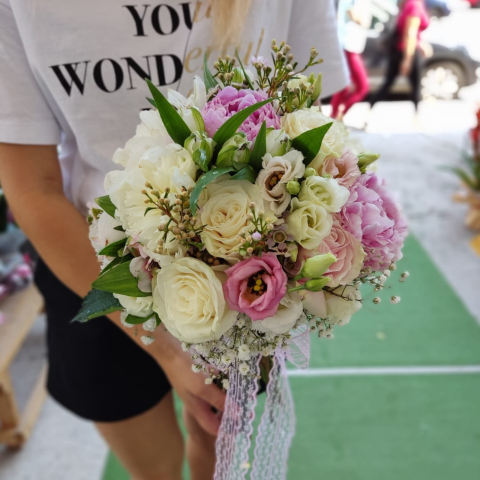 Buchet mireasă bujori, lisianthus, trandafiri, alstromeria și wax