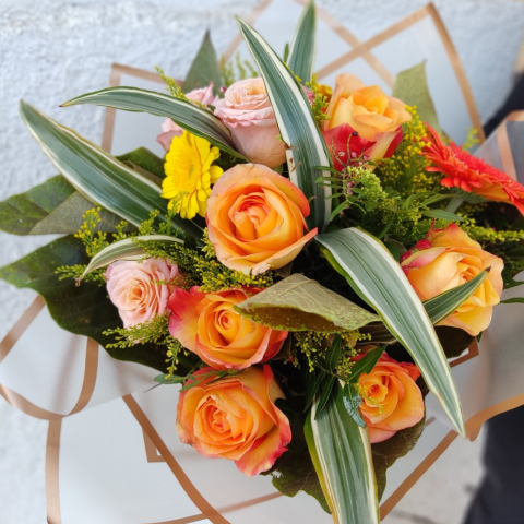 Buchet mixt cu trandafiri portocalii, gerbera, solidago și dracaena [2]