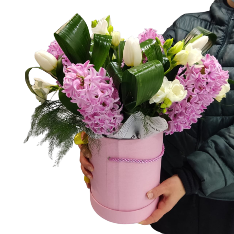 CUTII CU FLORI - Compoziție cu zambile, lalele și frezii