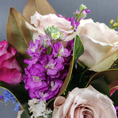 Compoziție florală cu mathiola, trandafiri și wax [1]
