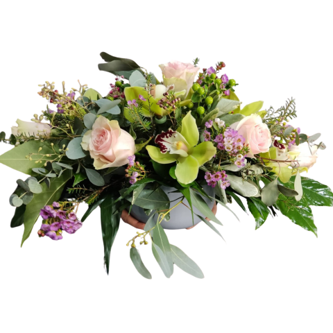 COLECȚIA DELUXE - Compoziție florală cu orhideea cymbidium, trandafiri, wax flowers și hypericum