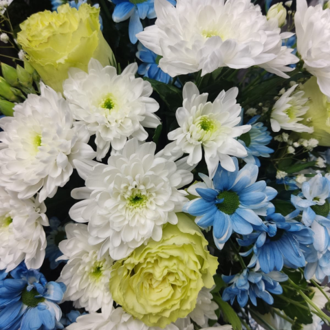 Coroană funerară 3D cu crizanteme vopsite și trandafiri [2]