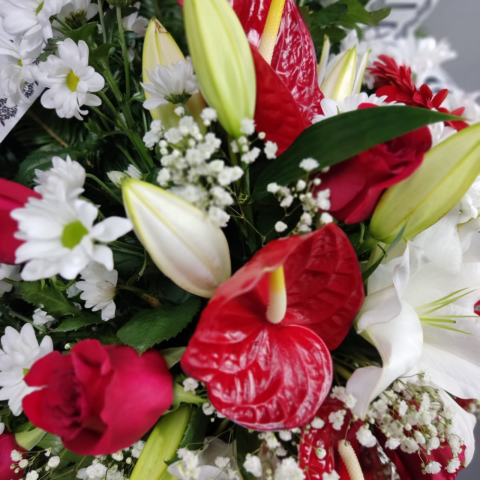 Coroană funerară 3D cu trandafiri, anthurium, gerbera și crizanteme [3]