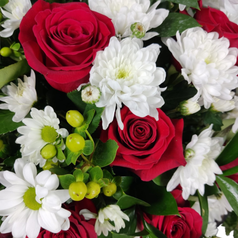 Coroană funerară 3D cu trandafiri, hypericum, crizanteme și ruscus [2]