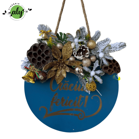 ARANJAMENTE DE CRĂCIUN - Panou decorativ tip coroniță „Crăciun Fericit” – Accente albastre și decor de iarnă