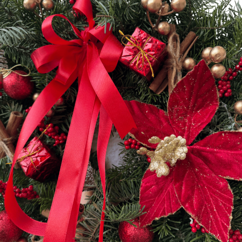 Coroniță din brad natural cu accesorii roșii [1]