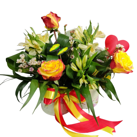 CUTII CU TRANDAFIRI - Cutie inimă cu trandafiri catch, alstromeria și wax flowers