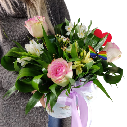 CUTII CU TRANDAFIRI - Cutie inimă cu trandafiri roz, alstromeria și wax flowers