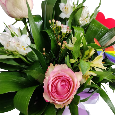 Cutie inimă cu trandafiri roz, alstromeria și wax flowers [3]
