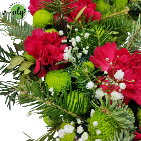 Jerbă funerară în formă de inimă cu santini feeling green și garoafe roșii [1]