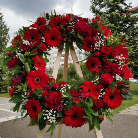Jerbă funerară rotundă cu flori roșii cu stativ [2]