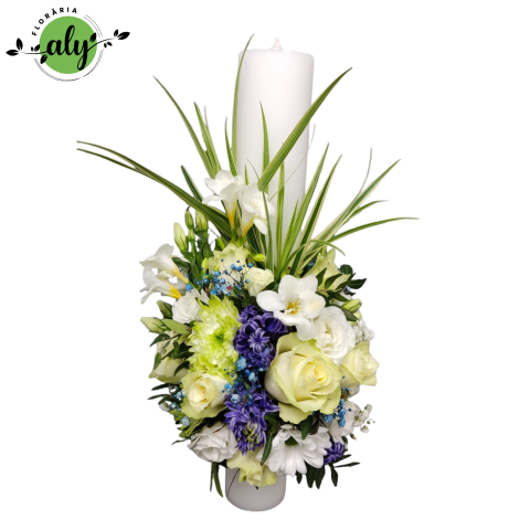 PENTRU BOTEZ - Lumânare de botez cu trandafiri, lisianthus, frezii, crizanteme și gypsophila