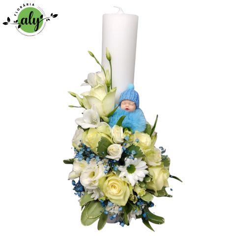 PENTRU BOTEZ - Lumânare de botez cu trandafiri, lisianthus, frezii și jucărie bebe