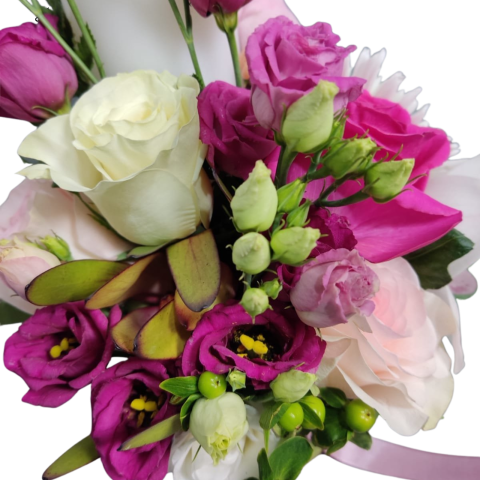 Lumânare de botez cu trandafiri, lisianthus, frezii și jucărie somnorilă [2]