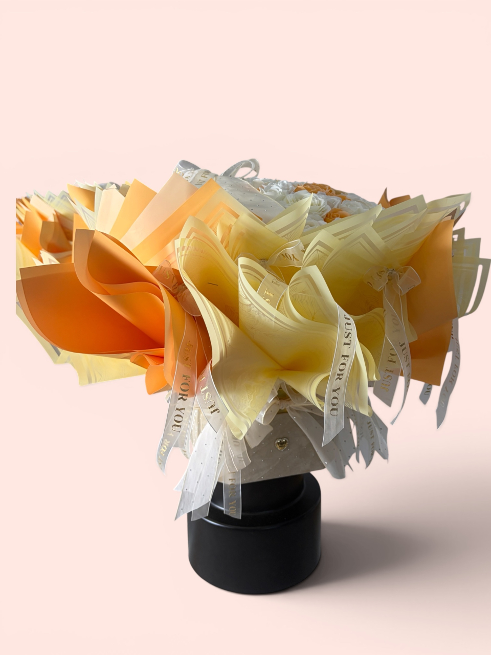 aura-de-lux-buchet-premium-trandafiri-din-sapun-alb-piersica-floraria-la-ciresica.jpg [2]