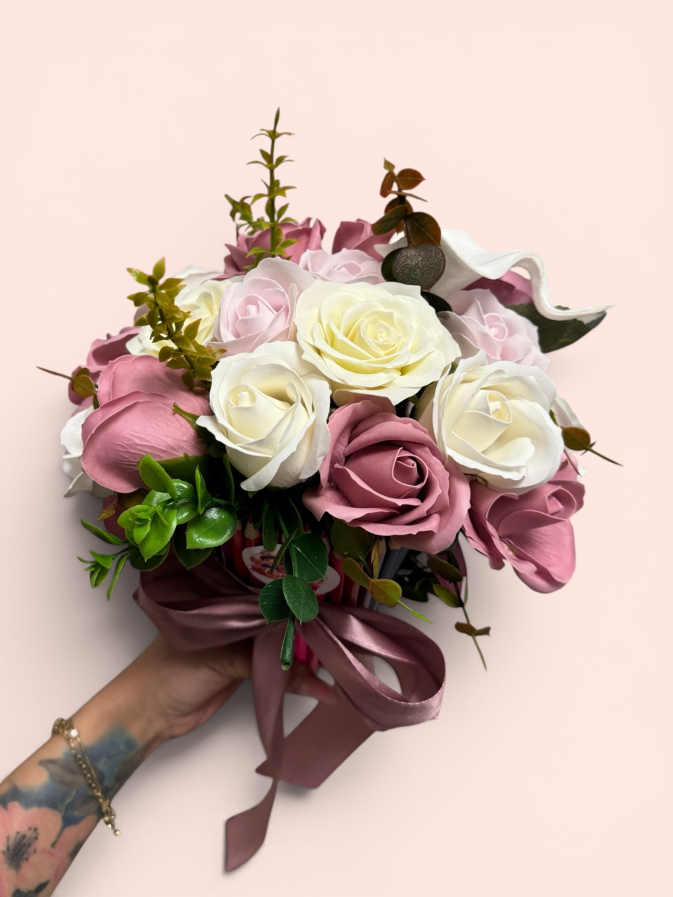 Aranjament Floral „O Primăvară Frumoasă” cu Creioane Decorative și Trandafiri din Săpun [2]