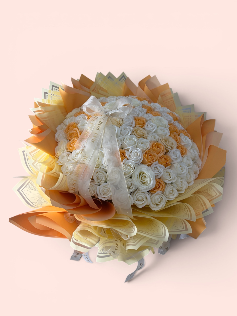 aura-de-lux-buchet-premium-trandafiri-din-sapun-alb-piersica-floraria-la-ciresica.jpg [3]