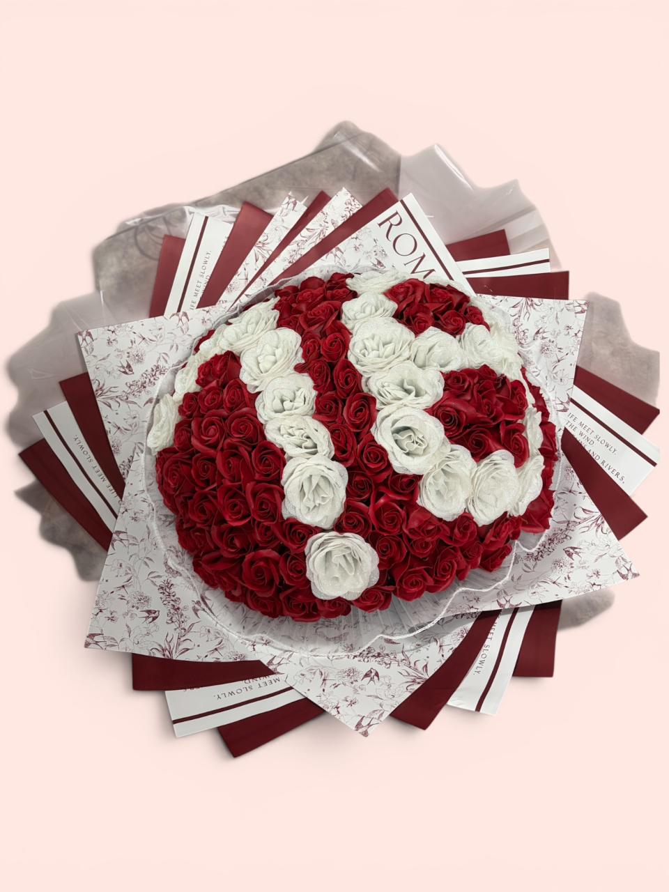 buchet-majorat-18-trandafiri-din-sapun-rosu-alb-floraria-la-ciresica.jpg [2]