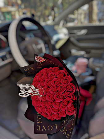 Buchet Premium Happy Birthday cu Trandafiri Roșii și Ambalaj Elegant LOVE [1]