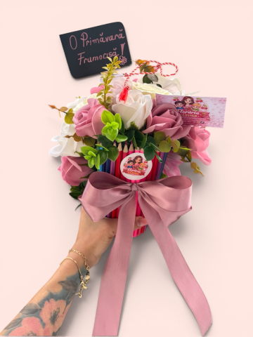 Evenimente Școlare - Aranjament Floral „O Primăvară Frumoasă” cu Creioane Decorative și Trandafiri din Săpun
