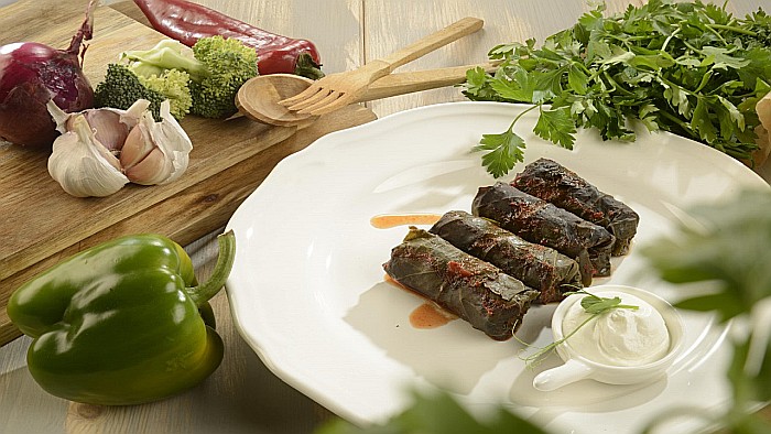 Sărmăluțe În Foi De Viță Cu Pui [1]