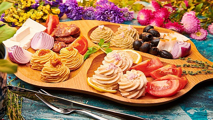 Platou Merge Cu O Țuică Din Partea Casei [1]