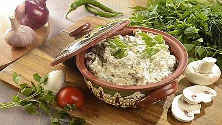 Aperitive tradiționale - Salată De Ciuperci Cu Usturoi