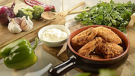 Muntenia - Aripioare Crispy Picante Cu Sos De Usturoi