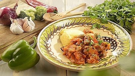 Mâncăruri tradiționale - Tocănită De Pipote Și Inimi Cu Mămăliguță