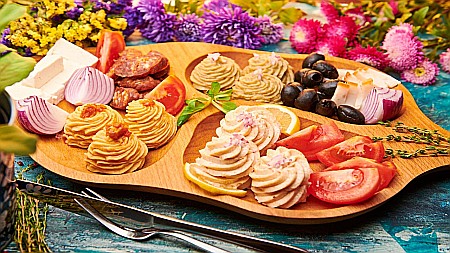 Aperitive tradiționale - Platou Merge Cu O Țuică Din Partea Casei