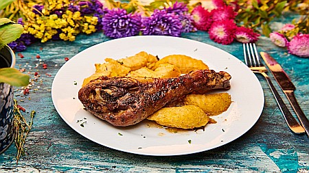 Mâncăruri tradiționale - Ciolane De Curcan La Cuptor Cu Cartofi Aurii