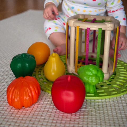 Jucării de sortare și stivuire - Cub senzorial cu benzi elastice – sortator cu fructe și legume