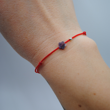 Martisoare - Brățară cu Floricică din Ametist pe Fir Roșu – Mărțișor Handmade Purat Tot Anul