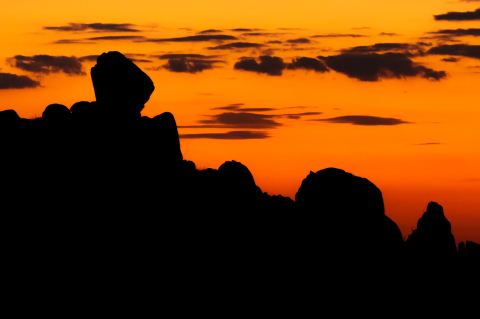 Peisaje autentice romanesti - Tablou canvas, Siluetele dealurilor erodate din Culmea Pricopanului, apus, 100x70 cm