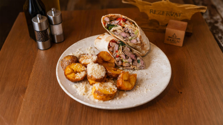 BURGERS & WRAPS - BEEF WRAP & CARTOFI RĂSCOPȚI CU PARMESAN